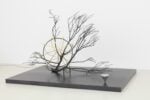 Rebecca Horn, Das Rad der Zeit (La ruota del tempo), 2016 Rami fusi in bronzo, acciaio, ottone, motore, dispositivo elettronico, vetro, tunnel, specchio, 184 x 300 x 200 cm, piedistallo, Moontower Foundation, Bad König, Germany, Deposito permanente Museum Wiesbaden, Germany, Foto / Photo Gunter Lepkowski © REBECCA HORN, by SIAE 2025