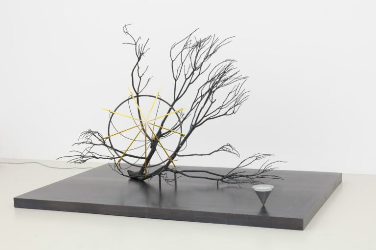 Rebecca Horn, Das Rad der Zeit (La ruota del tempo), 2016 Rami fusi in bronzo, acciaio, ottone, motore, dispositivo elettronico, vetro, tunnel, specchio, 184 x 300 x 200 cm, piedistallo, Moontower Foundation, Bad König, Germany, Deposito permanente Museum Wiesbaden, Germany, Foto / Photo Gunter Lepkowski © REBECCA HORN, by SIAE 2025