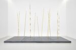 Rebecca Horn, Hauchkörper, (Corpo che respira), 2017 12 aste di ottone, acciaio e motori, 362 × 600 × 300 cm, 850 kg, Courtesy Moontower Foundation Bad König, Germany Deposito permanente Museum Wiesbaden, Germany Foto Gunter Lepkowski, © REBECCA HORN, by SIAE 2025