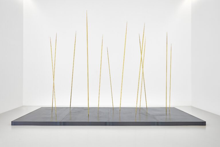 Rebecca Horn, Hauchkörper, (Corpo che respira), 2017 12 aste di ottone, acciaio e motori, 362 × 600 × 300 cm, 850 kg, Courtesy Moontower Foundation Bad König, Germany Deposito permanente Museum Wiesbaden, Germany Foto Gunter Lepkowski, © REBECCA HORN, by SIAE 2025