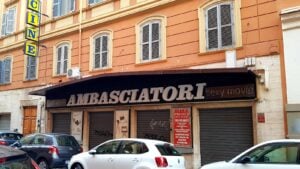 Un vecchio cinema a luci rosse di Roma proietta per 8 ore film e video di un regista e fotografo francese