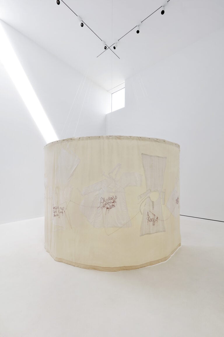 Antonio Marras e Maria Lai Llencols de aigua, 2025 Magazzino Italian Art, photo Marco Anelli © Archivio Maria Lai, by SIAE 2025/Artists Rights Society (ARS)