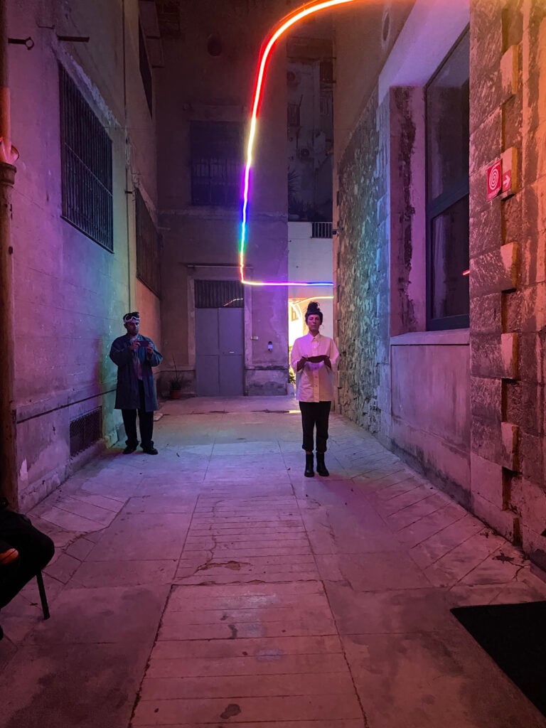 3 loredana grasso droni alchemici 2025 officine bellotti palermo La Sicilia di oggi? Turismo, cassata con ricotta congelata, droni e borghi svuotati. A Palermo la critica arriva con una performance