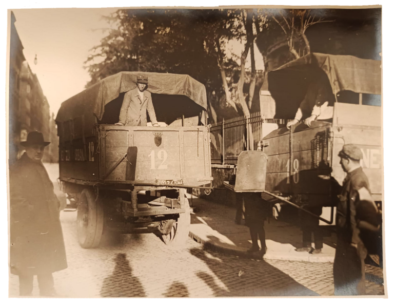 Fotografia di un esperimento del trasporto di immondizie per mezzo di camion a Piazza Manfredo Fanti, 2 gennaio 1928, Segretariato generale, carteggio (1923-48), busta 40