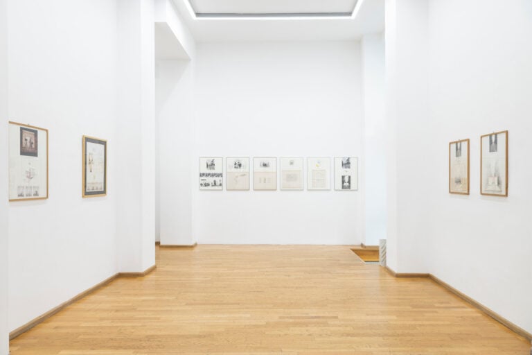 Ugo la Pietra, Interno-Esterno, 2025, installation view Nuova Galleria Morone, foto Fabio Mantegna