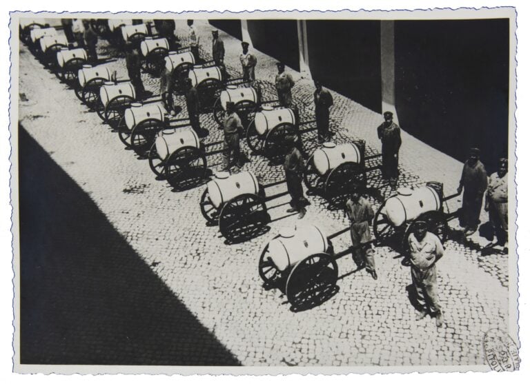 Misure per la lotta contro le mosche: operatori con batterie di carretti con serbatoio e pompa irroratrice, Archivio fotografico, Servizi pubblici, SPQR Lotta contro le mosche, album 6.