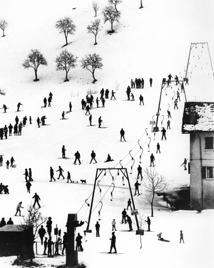 Franco Ghigini, Veduta impianto sciistico con sciatori a San Colombano - Collio (BS), 1970-1980 ca. Credits Fondo fotografico Comunità Montana di Valle Trompia