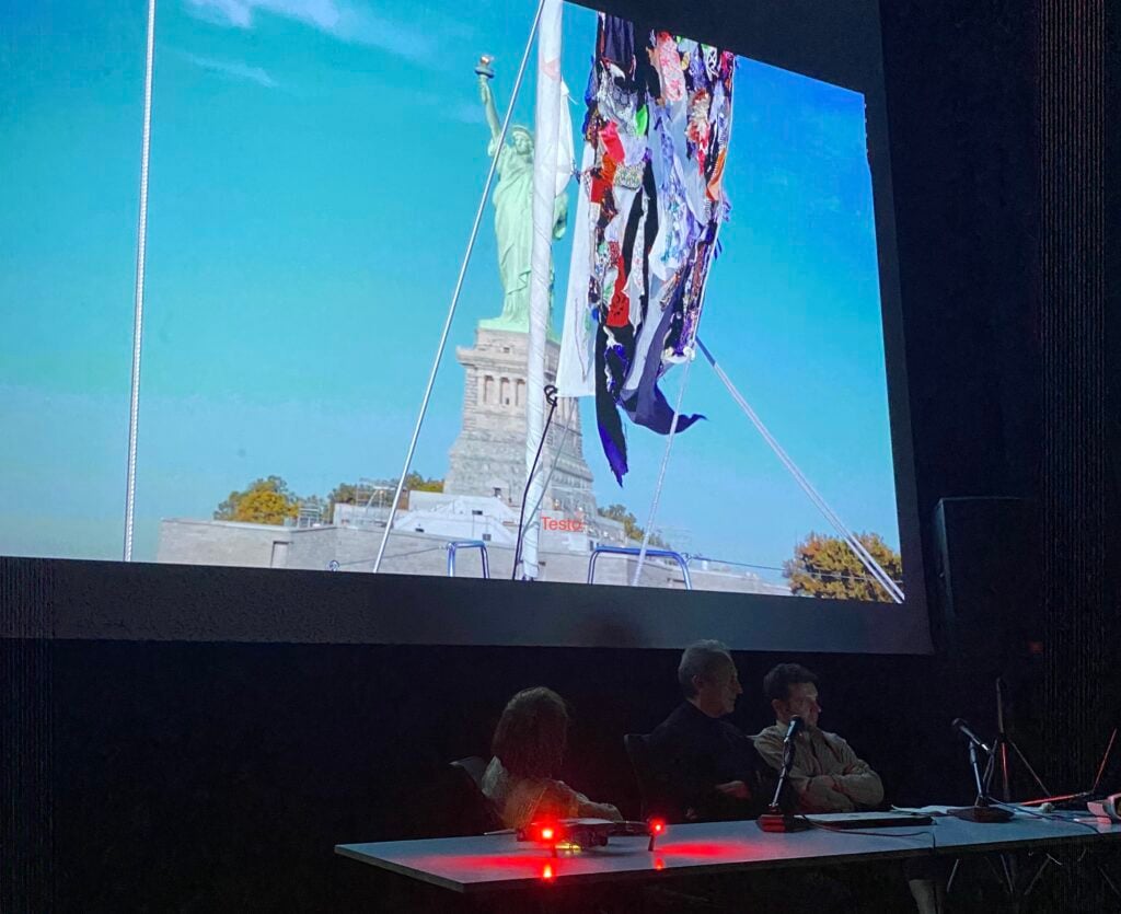 5 g olmo stuppia ferdinando trapani vincenzo profeta officine bellotti palermo La Sicilia di oggi? Turismo, cassata con ricotta congelata, droni e borghi svuotati. A Palermo la critica arriva con una performance