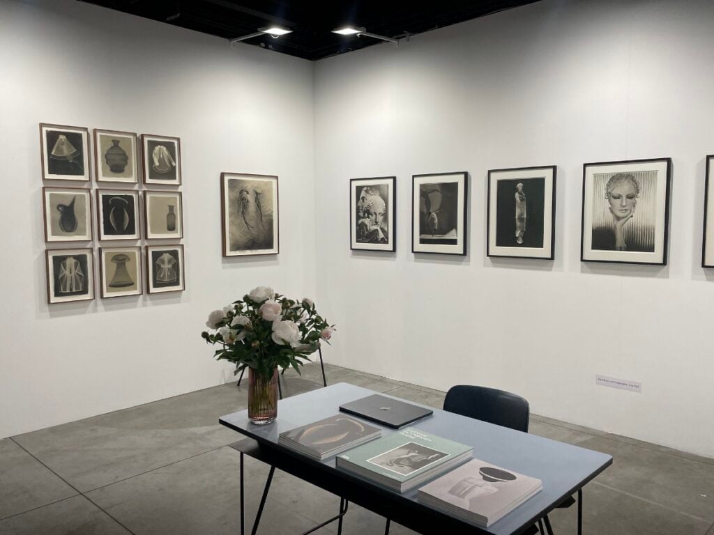 5 galleria jaeger art di berlino the phair torino foto claudia giraud 1200x900 1 I migliori stand della fiera di fotografia The Phair 2025 a Torino