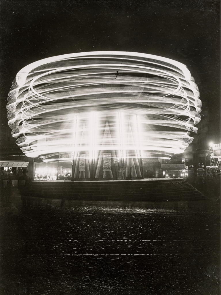 Mario Gabinio, Torino. Giostra Zeppelin in movimento. Ripresa notturna, 1934 Archivio Fotografico dei Musei Civici - Fondazione Torino Musei, fondo Gabinio. Su concessione della Fondazione Torino Musei