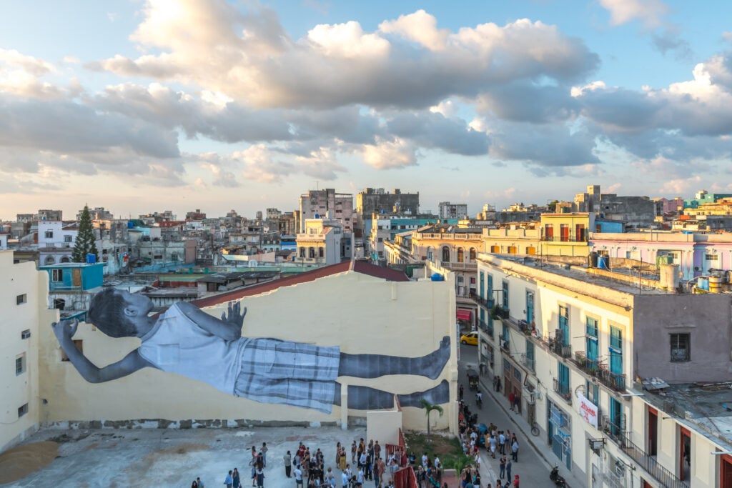 JR, Giants, Peeking at the City, L'Avana, 2019. Photo Nestor Kim, Courtesy the artist e Galleria Continua