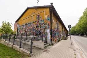 Sembrano manifesti politici ma è una installazione artistica. Il progetto AI Manifesta a Bologna