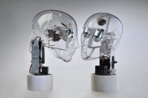 A Milano un artista trasforma Dante, Cyrano e Cleopatra in robot