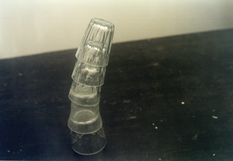 Alessandra Spranzi, Cinque bicchieri sul tavolo (Esercizi), 2023. Courtesy P420