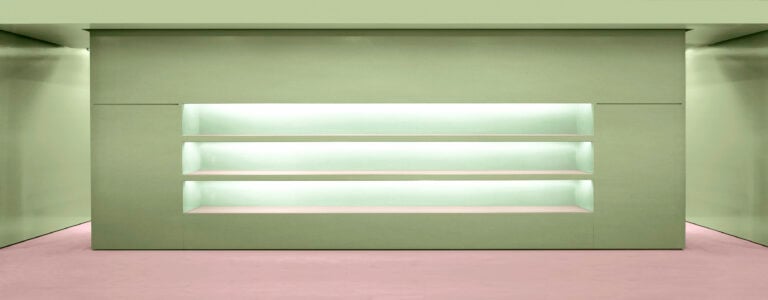 Andreas Gursky, Prada II, 1997. И Andreas Gursky - VG Bild-Kunst, Bonn 2025. Courtesy Sprth Magers