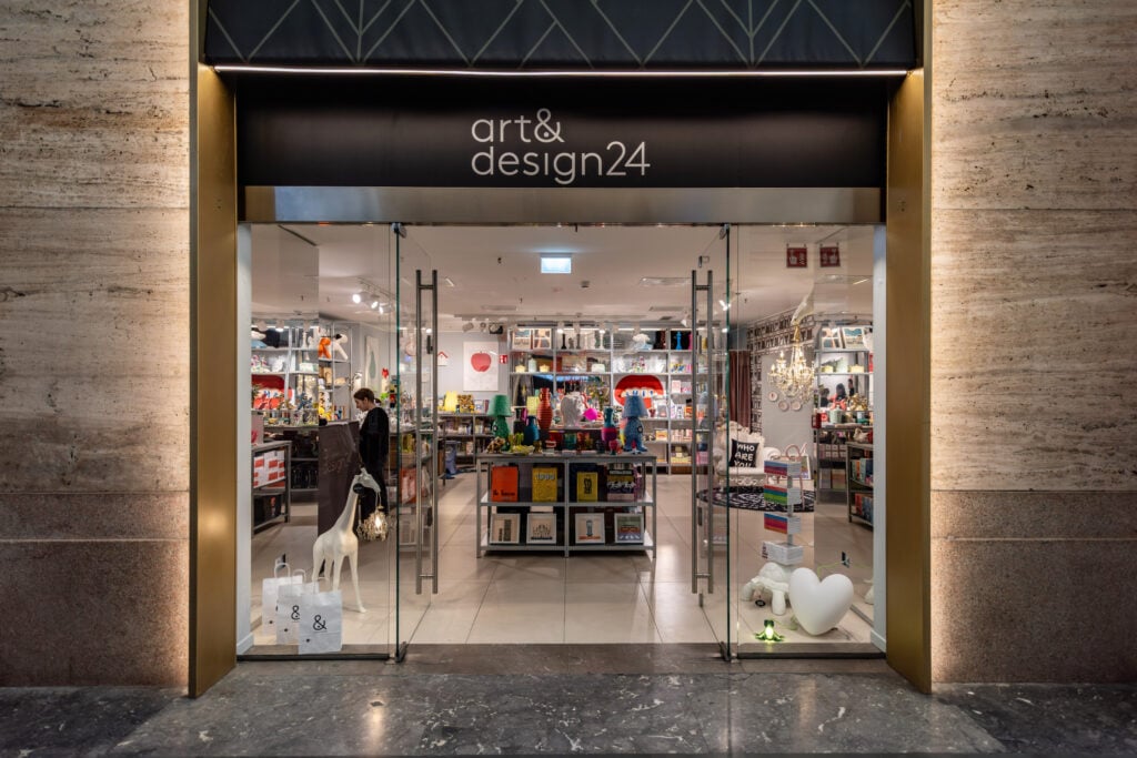 Comprare souvenir d’autore nel nuovo concept store di 24 Ore Cultura alla Stazione Centrale di Milano