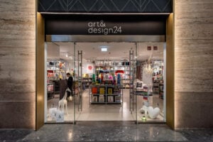 Comprare souvenir d’autore nel nuovo concept store di 24 Ore Cultura alla Stazione Centrale di Milano