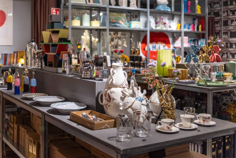artanddesign24 storestazione centraleph carlotta coppo29 Comprare souvenir d’autore nel nuovo concept store di 24 Ore Cultura alla Stazione Centrale di Milano