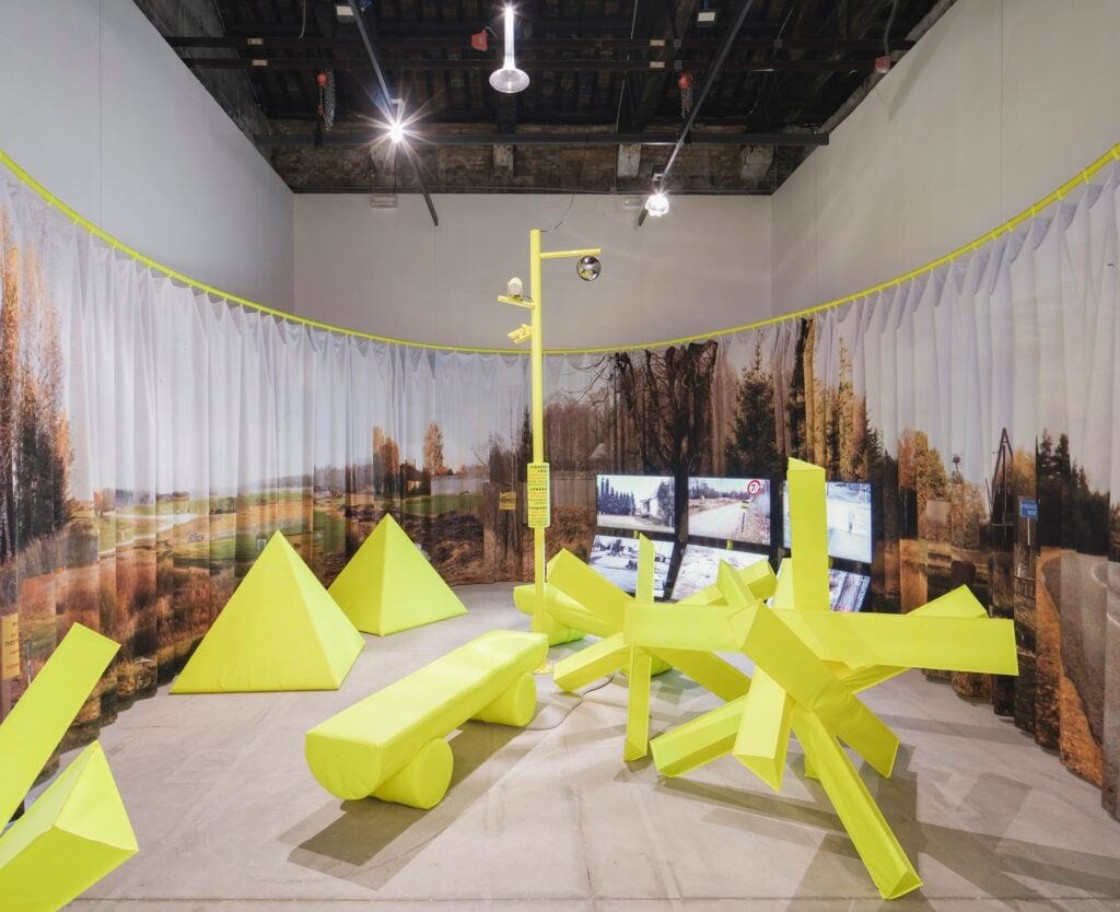 Guerra, difesa e confini alla Biennale Architettura: parla la curatrice del Padiglione Lettonia