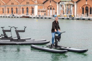 Il futuro per la mobilità di Venezia potranno essere delle e-bike acquatiche progettate da Porsche e Norman Foster