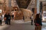 Apre la Biennale Architettura 2025: oltre 100 progetti compressi nello spazio dell’Arsenale per parlare di clima