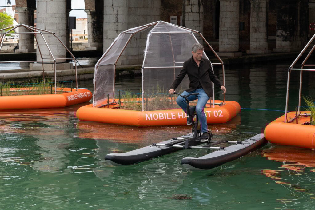 biennale corderie ph irene fanizza 5 Il futuro per la mobilità di Venezia potranno essere delle e-bike acquatiche progettate da Porsche e Norman Foster