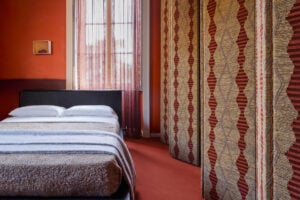 Tutti gli orizzonti di due famosi designer in un appartamento di Brera che finalmente apre al pubblico