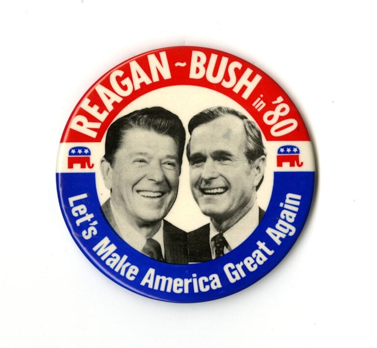 Button Regan:Bush con lo slogan MAGA conservato dagli Smithsonian di Washington