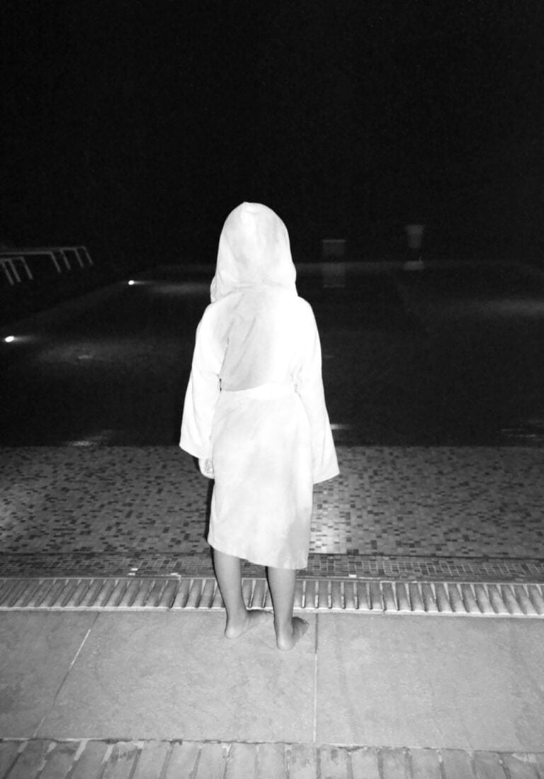 © Serena Radicioli - Bambina in accappatoio - Non sei più tornato - Latina, 2023
