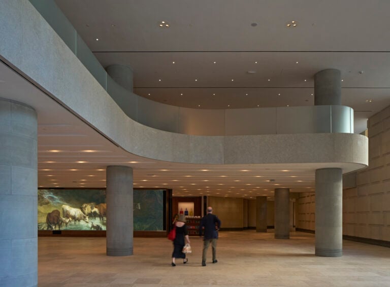 Il foyer della Sainsbury Wing © The National Gallery, London. Photo Edmund Sumner