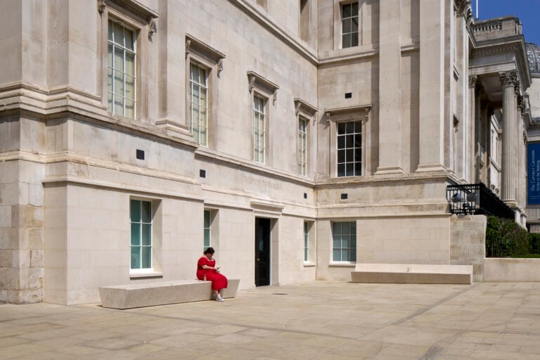 Gli arredi della nuova "piazza nella piazza" a Trafalgar Square © The National Gallery, London. Photo Edmund Sumner