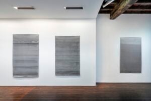 A Firenze un artista racconta le maree con l’inchiostro a metà tra mappe e pittura