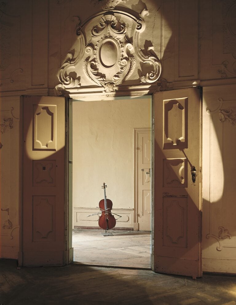 Rebecca Horn, Cello (1), 1999 Violoncello, motore, acciaio, dispositivo elettronico, 132 x 111 x 90 cm, Courtesy Moontower Foundation, Bad König, Germany, Deposito permanente, Museum Wiesbaden, Germany, Foto Attilio Maranzano © REBECCA HORN, by SIAE 2025
