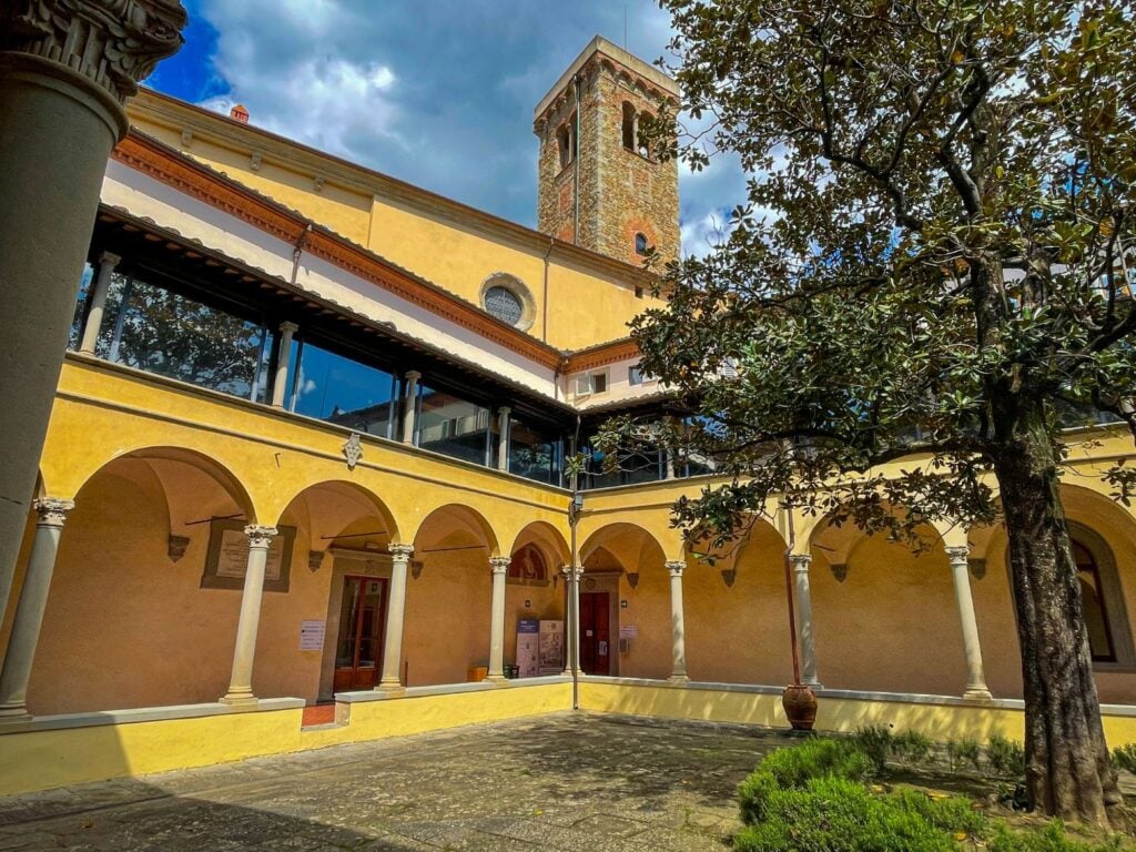 chiostro della badia fiesolana A Fiesole nasce il museo diffuso: 4 itinerari per toccare 40 luoghi della città