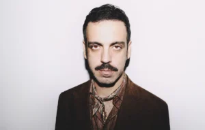 Non solo cantante e cantautore. A Milano la prima mostra delle foto di Colapesce