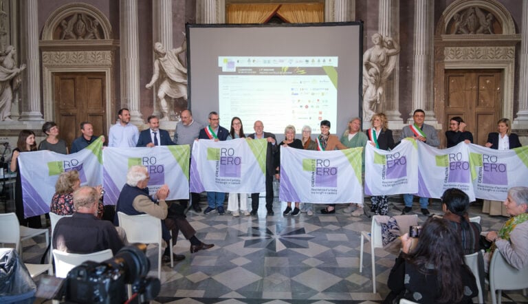 convegno in agricolturaconsegna bandiere di creativamente roero ai comuni edizione 2025 e ai rappresentanti enti partnerfoto mattia gaido Nasce una rete culturale in Langhe, Roero e Monferrato. I percorsi d'arte contemporanea si uniscono con Orma