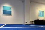 Tutti pazzi per il tennis. In una galleria d’arte di Roma spunta un campo tra le opere d’arte 