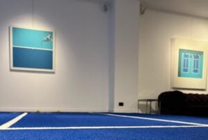 Tutti pazzi per il tennis. In una galleria d’arte di Roma spunta un campo tra le opere d’arte 