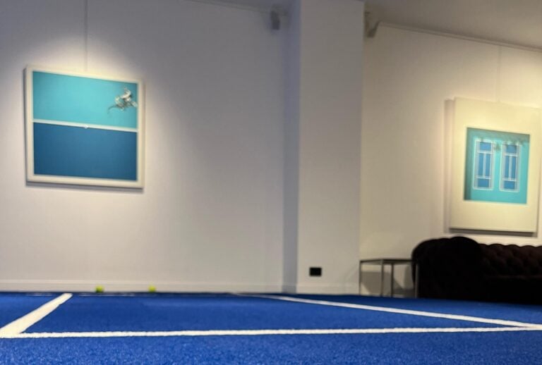 Tutti pazzi per il tennis. In una galleria d’arte di Roma spunta un campo tra le opere d’arte 