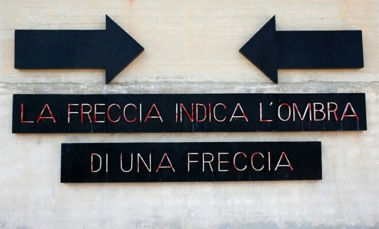 Emilio Isgrò, La freccia indica l'ombra di una freccia, Mac di Gibellina
