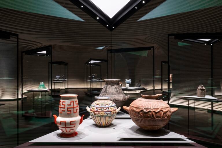 Etruschi del Novecento, installation view at Fondazione Rovati, Milano, 2025. Photo Daniele Portanome per Fondazione Luigi Rovati