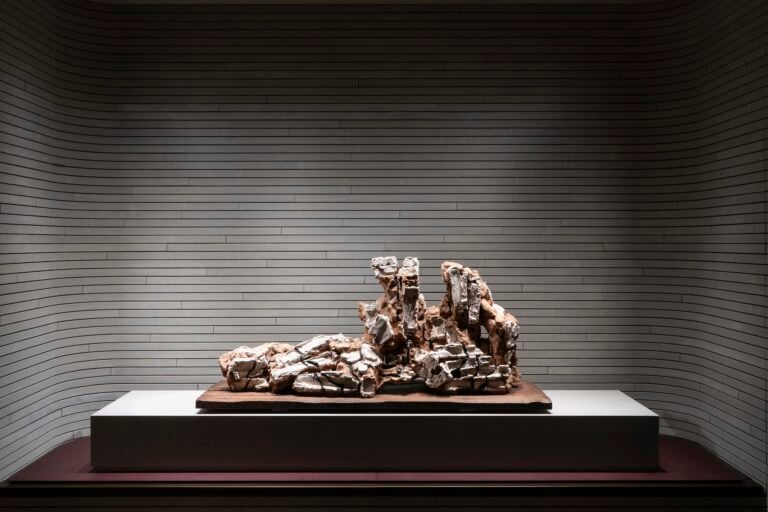 Etruschi del Novecento, installation view at Fondazione Rovati, Milano, 2025. Photo Daniele Portanome per Fondazione Luigi Rovati