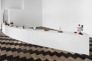 A Milano una mostra sulla ceramica piena di spunti e in un nuovo spazio da scoprire