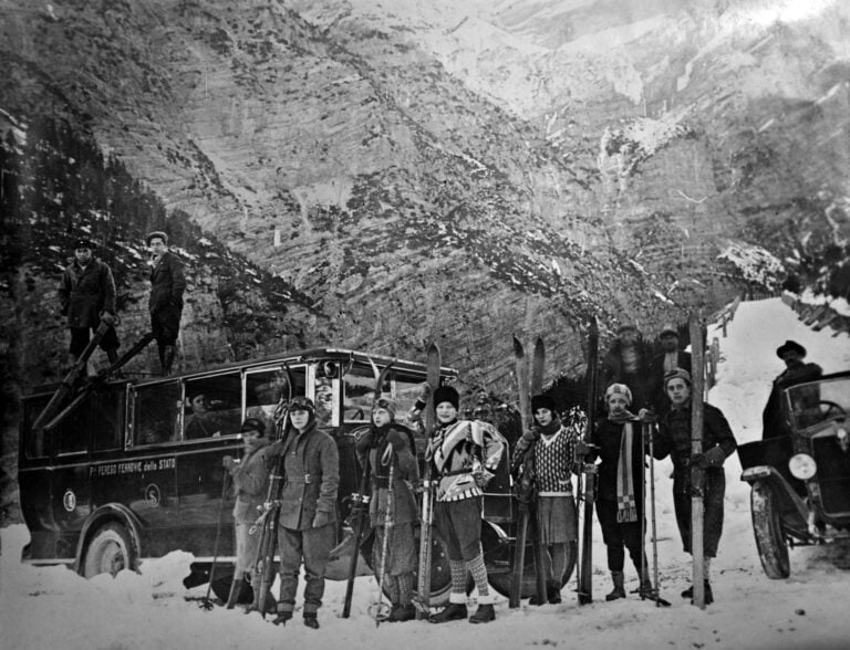 Foto storica di sciatori nella Valle del Braulio