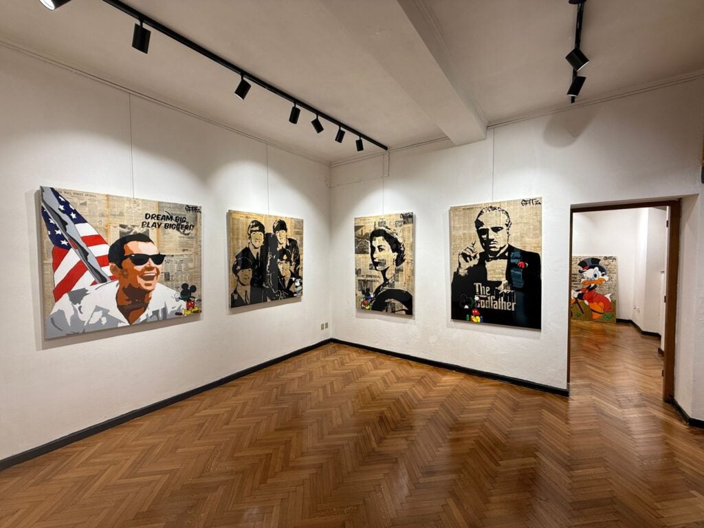 Nel pieno centro di Roma un artista misterioso apre una galleria d’arte temporanea. Le immagini