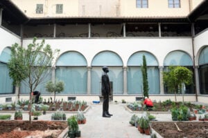 Il Museo Novecento di Firenze apre un giardino d’artista nel suo chiostro rinascimentale