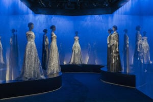 A Milano apre la mostra sugli ultimi 20 anni di alta moda di Giorgio Armani