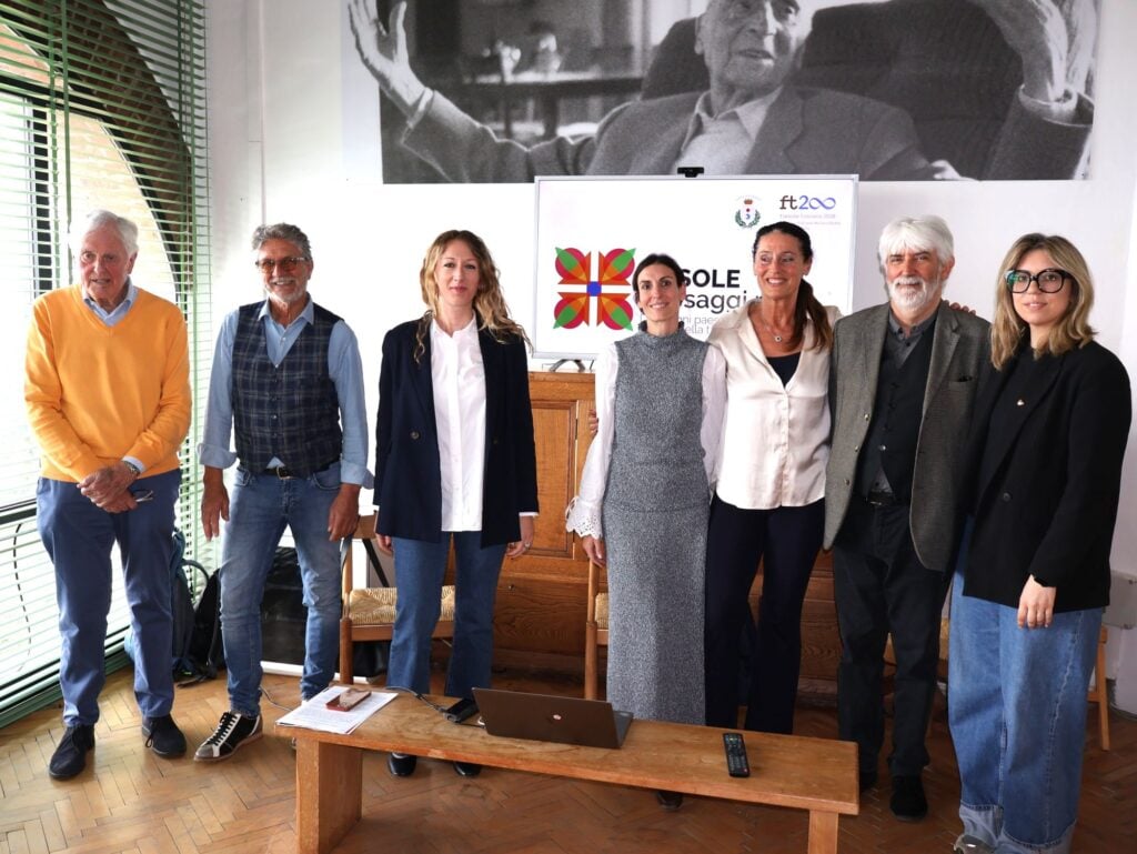 il sindaco scaletti con alcuni degli operatori che hanno lavorato al progetto A Fiesole nasce il museo diffuso: 4 itinerari per toccare 40 luoghi della città