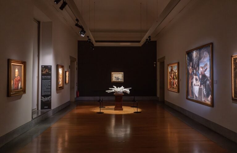 Jago, Natura Morta, in dialogo con Caravaggio, Canestra di frutta. Pinacoteca Ambrosiana, Milano, 2025. Ph. Stefano Teodori