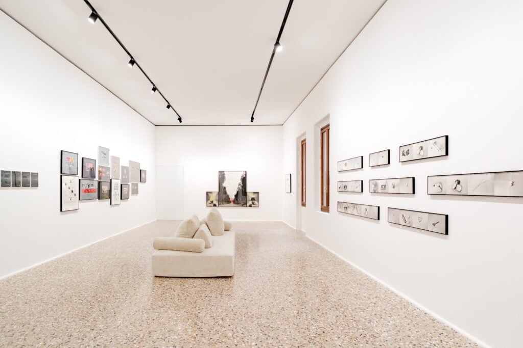 John Baldessari. No Stone Unturned – Conceptual Photography. Un progetto di Cristiana Collu. Con la collaborazione di Estate of John Baldessari, John Baldessarri Family Foundation e Sprüth Magers. Photo Adriano Mura. Courtesy Fondazione Querini Stampalia